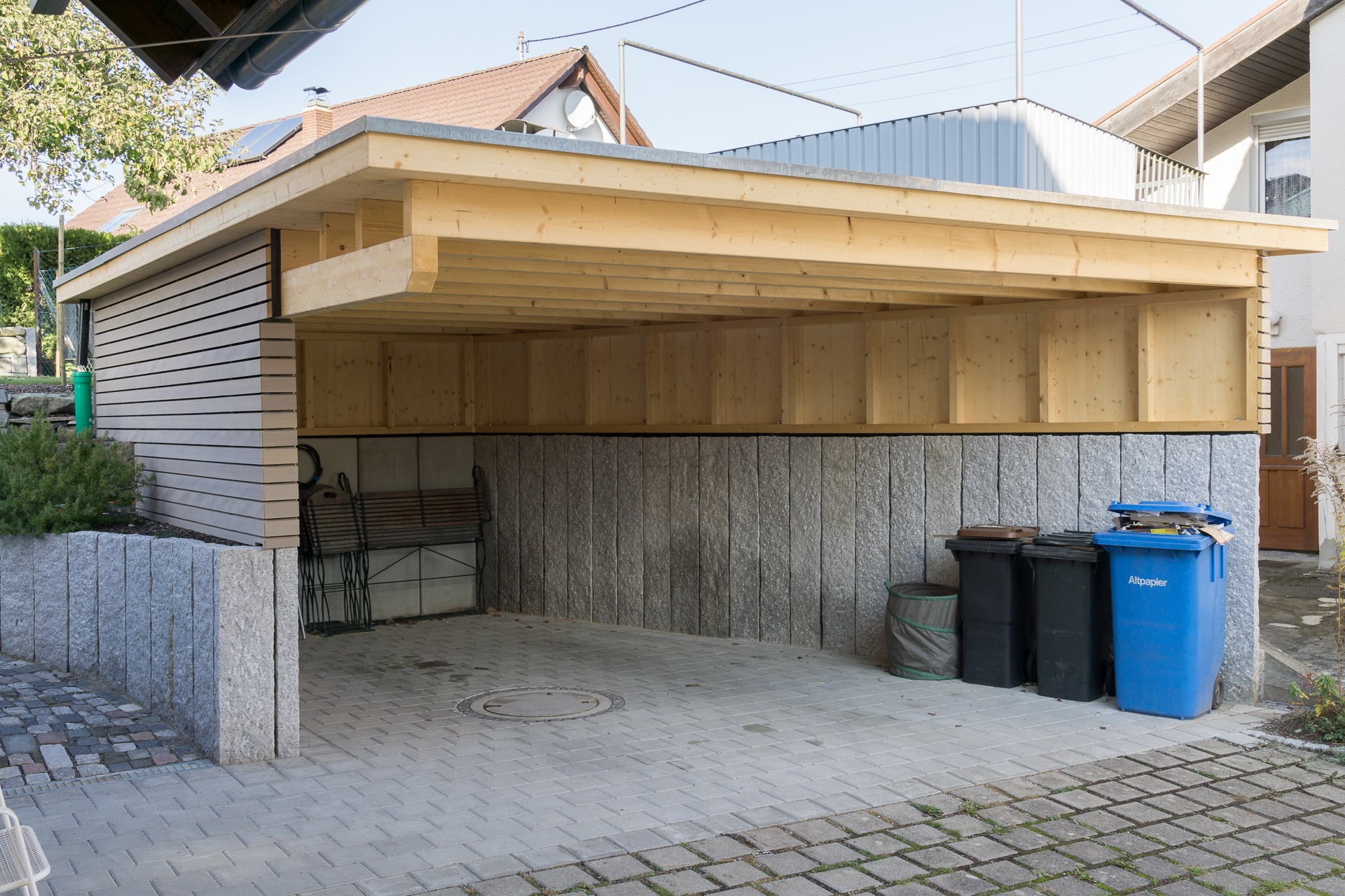 Carport mit Holzverkleidung